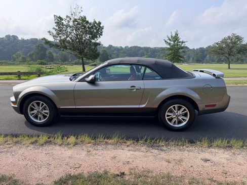 Used 2005 Ford Mustang Premium image 31