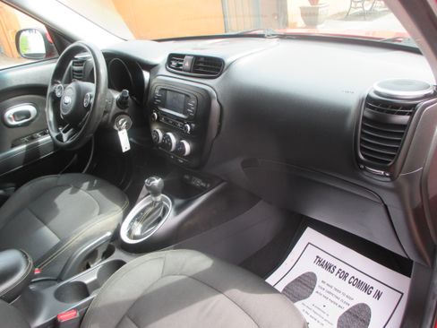 Used 2016 Kia Soul + image 3