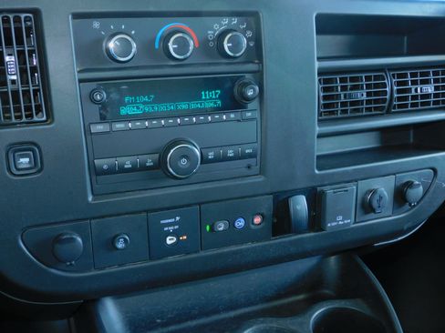 Used 2022 Chevrolet Express 3500 UNAVAIL RWD image 4