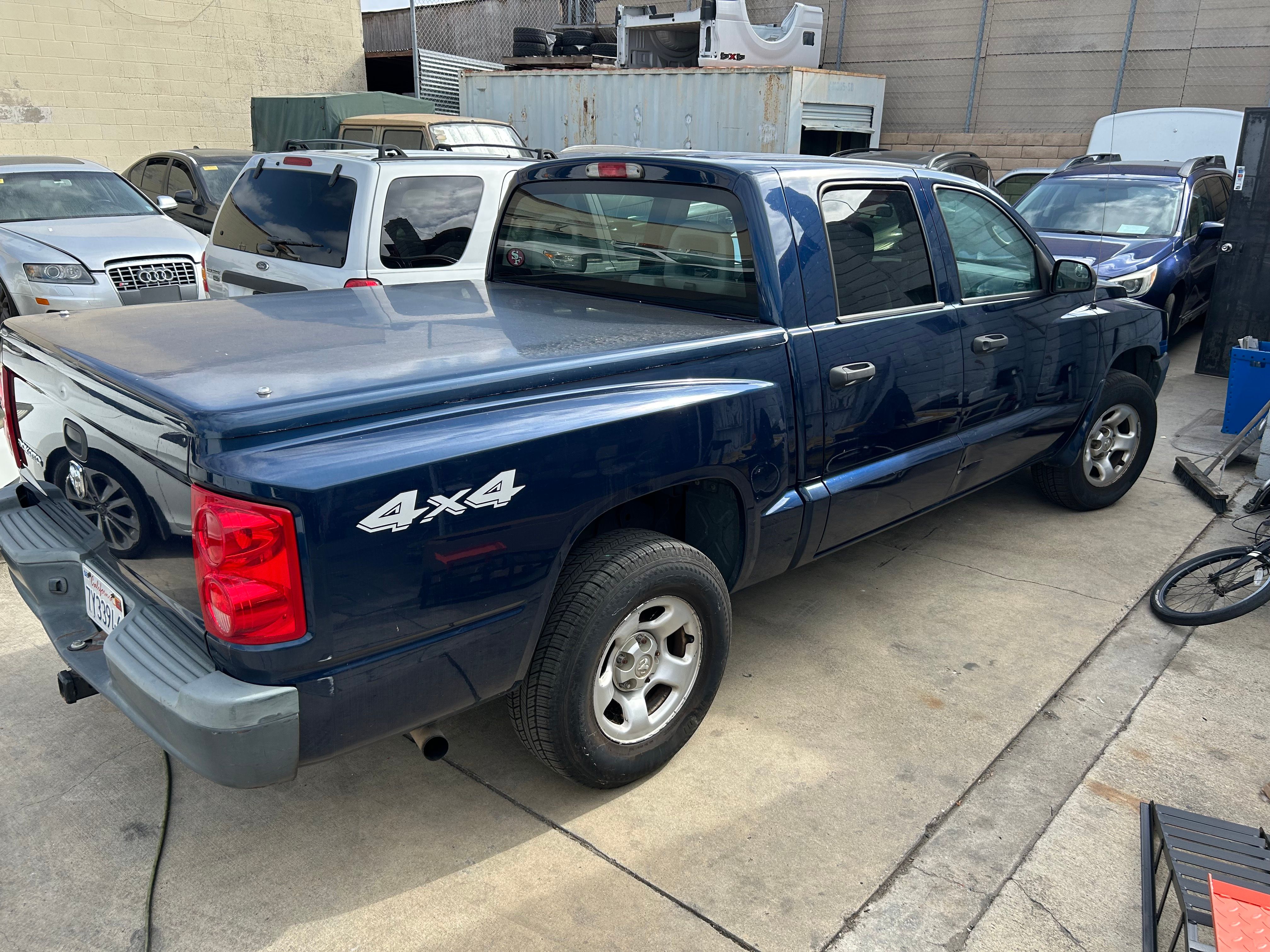 Used 2005 Dodge Dakota 4x4 Quad Cab ST image 2