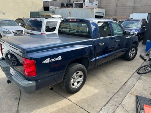 Used 2005 Dodge Dakota 4x4 Quad Cab ST image 2