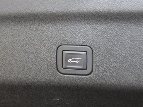 Used 2025 GMC Yukon XL Denali image 27