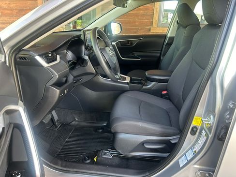 Used 2021 Toyota RAV4 LE image 11