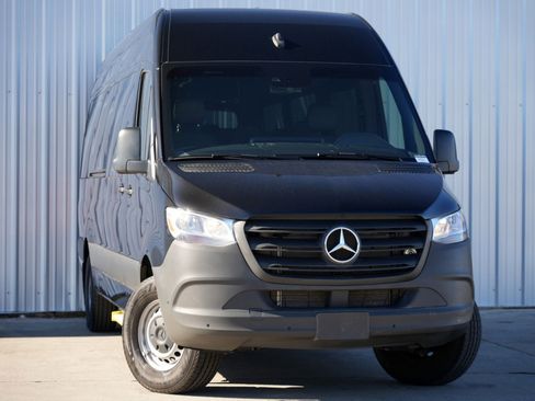 Used 2023 Mercedes-Benz Sprinter 2500 image 4