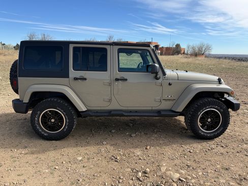 Used 2017 Jeep Wrangler Unlimited Sahara image 4