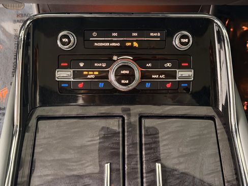 Used 2020 Lincoln Navigator Reserve image 11