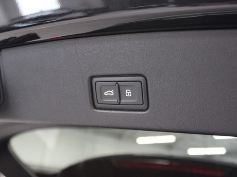 Used 2025 Audi Q4 e-tron Premium image 38