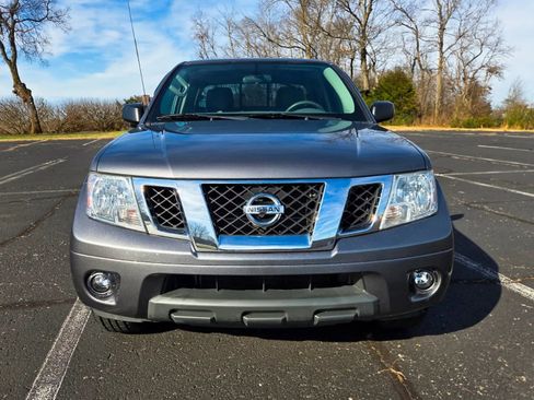 Used 2021 Nissan Frontier SV image 2