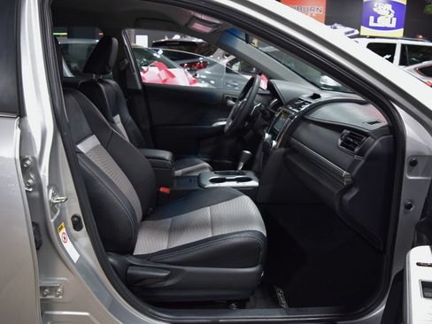 Used 2013 Toyota Camry SE image 19