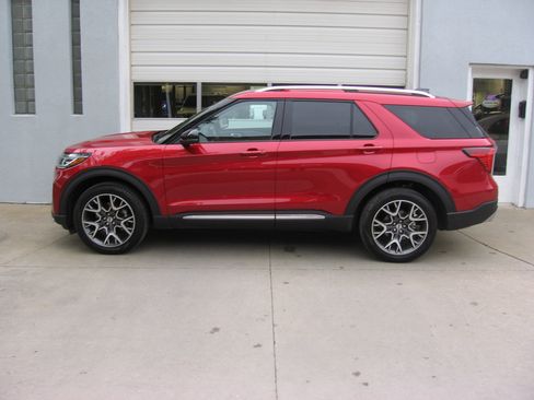 Used 2025 Ford Explorer Platinum image 3