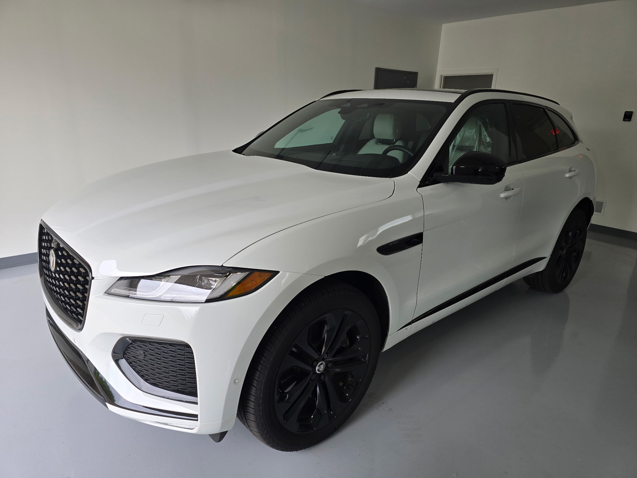Used 2026 Jaguar F-PACE R-Dynamic S AWD/4WD image 3