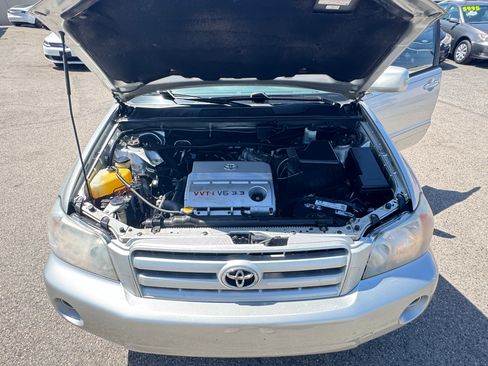 Used 2005 Toyota Highlander 2WD V6 w/ 3rd Row image 23