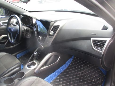 Used 2016 Hyundai Veloster FWD image 16