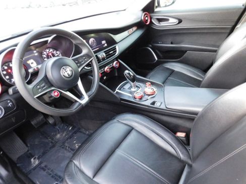 Used 2018 Alfa Romeo Giulia image 11