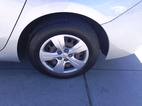 Used 2017 Chevrolet Cruze LS Sedan FWD image 32