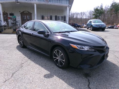 Used 2019 Toyota Camry SE image 3