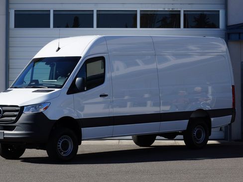 Used 2025 Mercedes-Benz Sprinter 2500 image 3