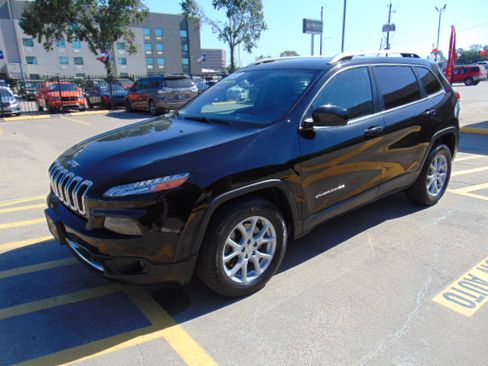 Used 2018 Jeep Cherokee Latitude image 3