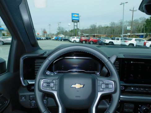 Used 2025 Chevrolet Silverado 2500 High Country image 2