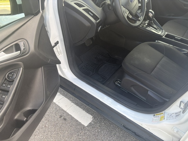 Used 2017 Ford Focus SE Hatchback FWD image 10