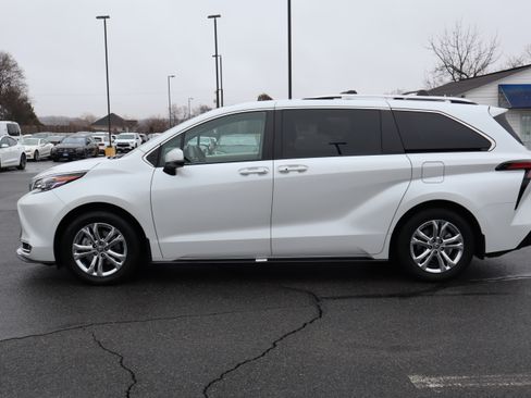 Used 2024 Toyota Sienna Platinum image 5