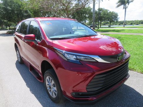 Used 2026 Toyota Sienna LE FWD image 13