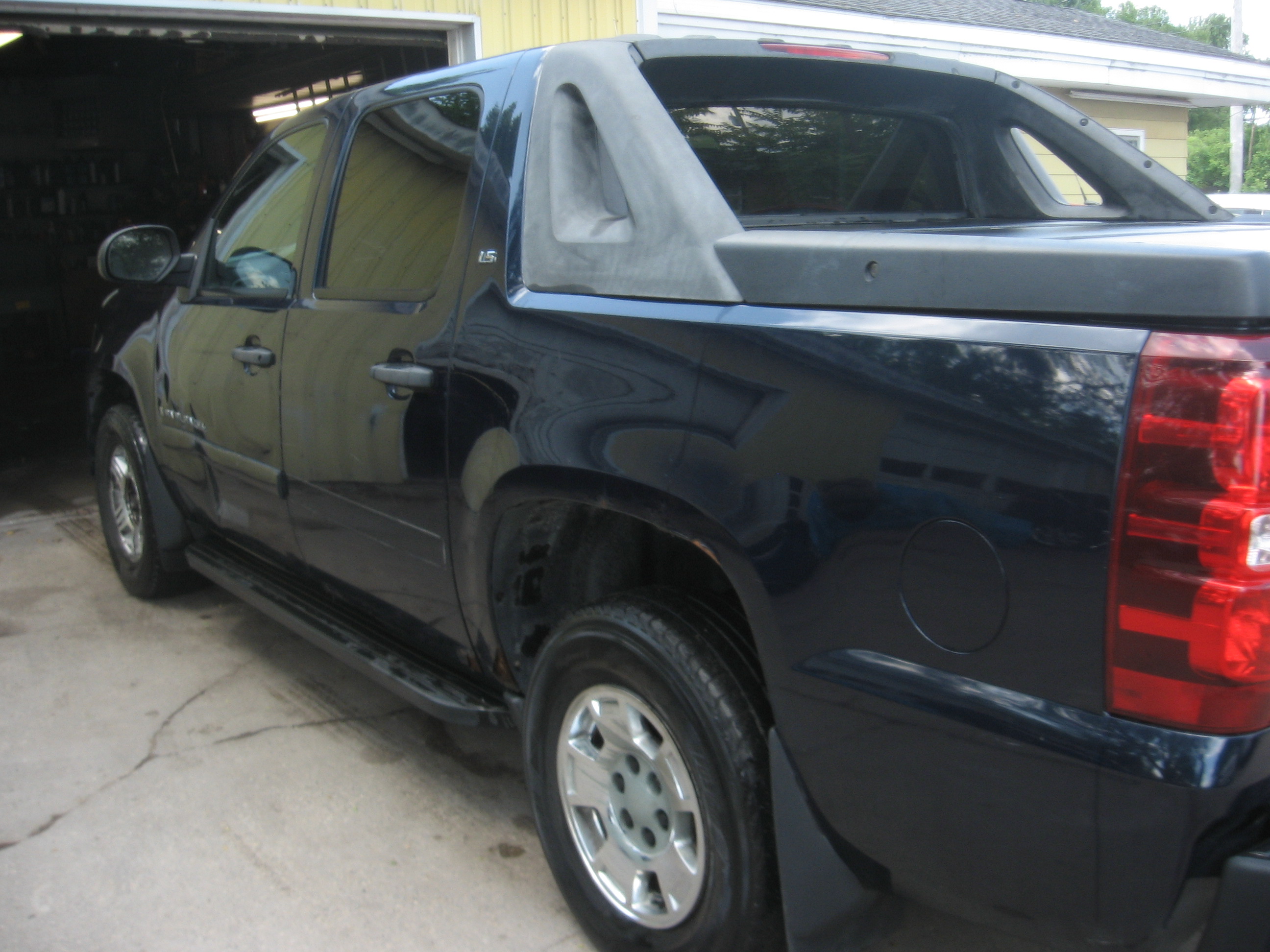 Used 2008 Chevrolet Avalanche 4x4 image 6