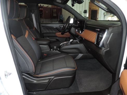 Used 2024 GMC Canyon AT4 image 25