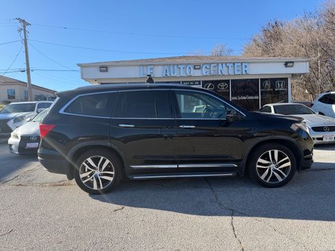 Used 2017 Honda Pilot Touring image 1