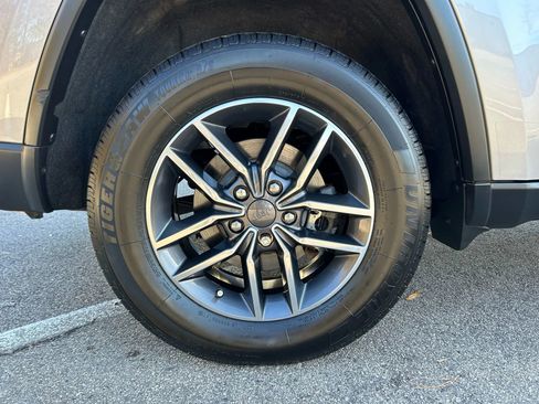 Used 2019 Jeep Grand Cherokee Limited image 15