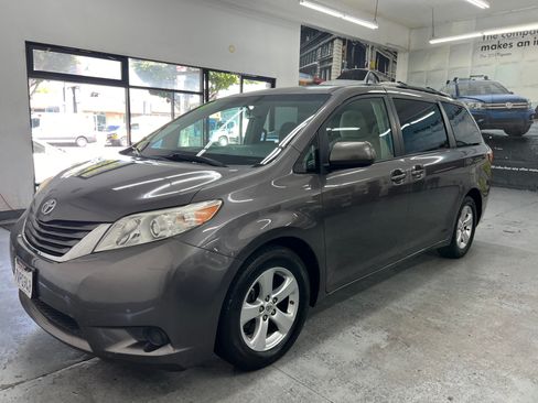 Used 2017 Toyota Sienna LE image 2