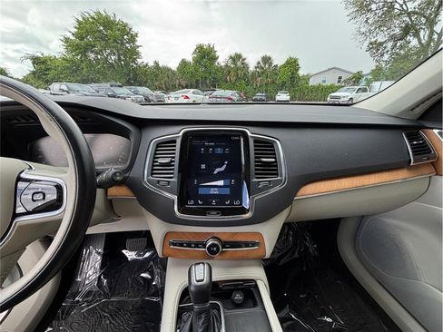 Used 2021 Volvo XC90 T6 Momentum image 11