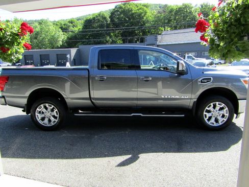 Used 2017 Nissan Titan XD 4x4 Crew Cab image 5
