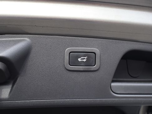 Used 2019 Jaguar E-PACE SE image 43