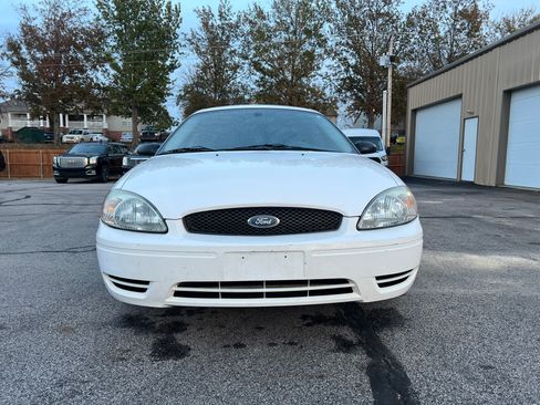 Used 2005 Ford Taurus SE image 8