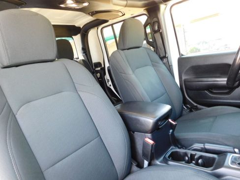 Used 2021 Jeep Gladiator Willys AWD/4WD image 19