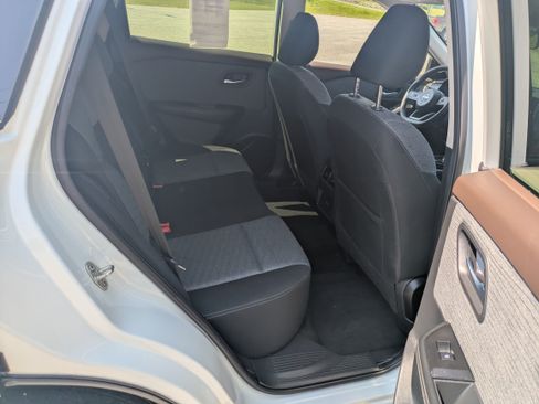 Used 2023 Nissan Rogue SV image 8