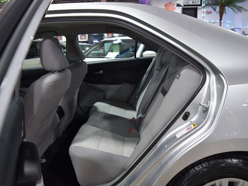 Used 2013 Toyota Camry LE image 18