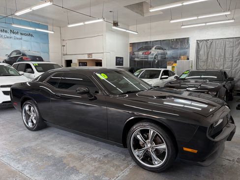 Used 2010 Dodge Challenger SE RWD image 11