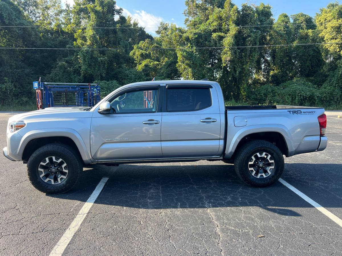 Used 2017 Toyota Tacoma TRD Sport Pickup 4D 5 ft AWD/4WD image 5
