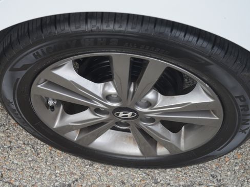 Used 2017 Hyundai Elantra SE image 29