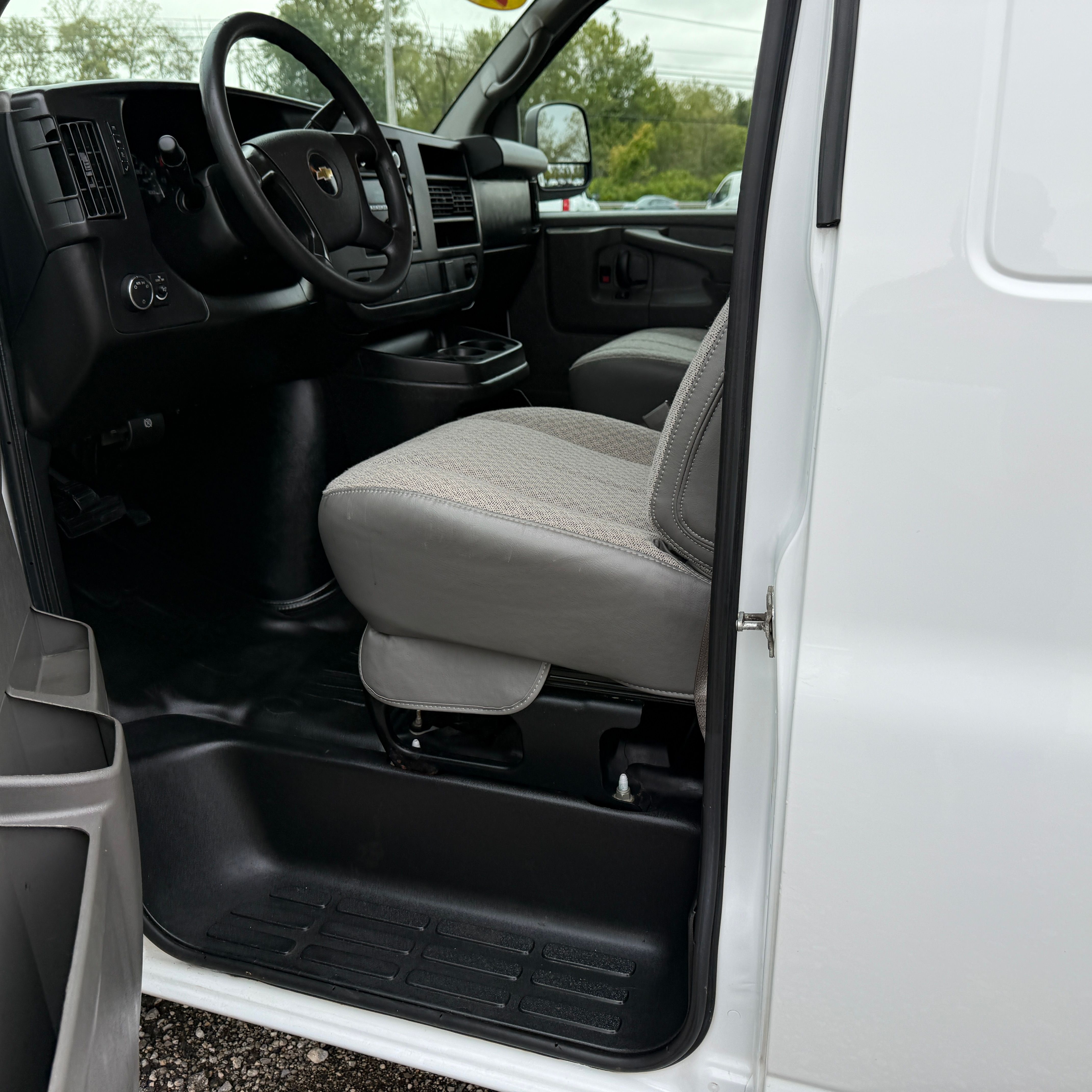 Used 2015 Chevrolet Express 3500 Extended RWD image 13