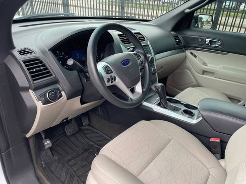Used 2015 Ford Explorer XLT image 11
