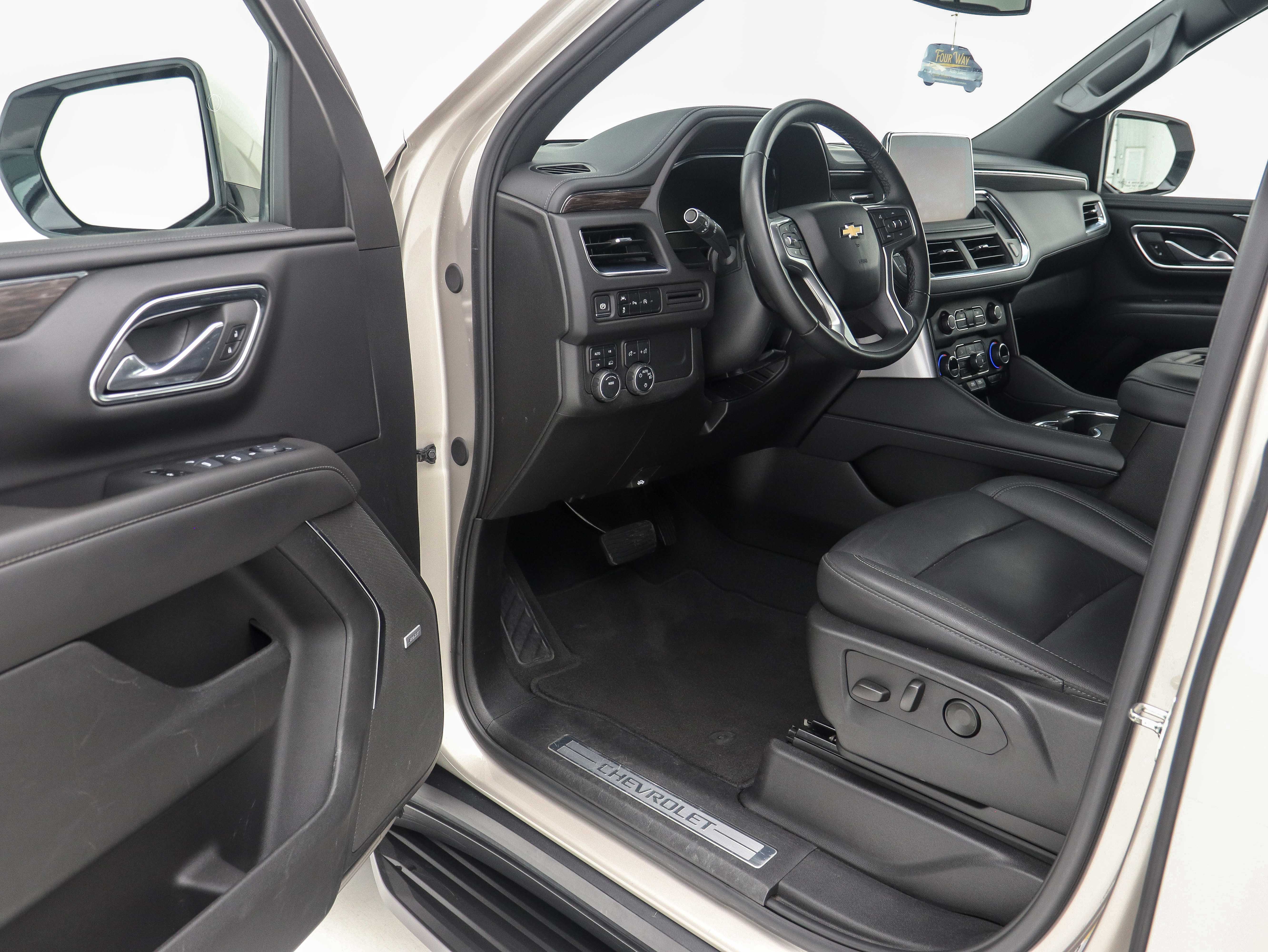 Used 2024 Chevrolet Suburban 4WD LT image 21