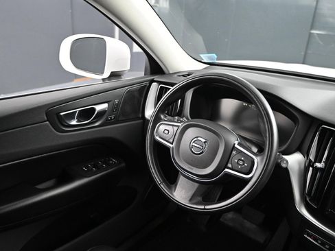 Used 2019 Volvo XC60 T5 Momentum w/ Multimedia Package image 21