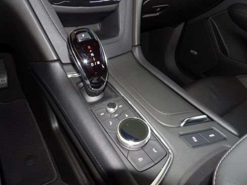 Used 2025 Cadillac XT6 Premium Luxury image 36