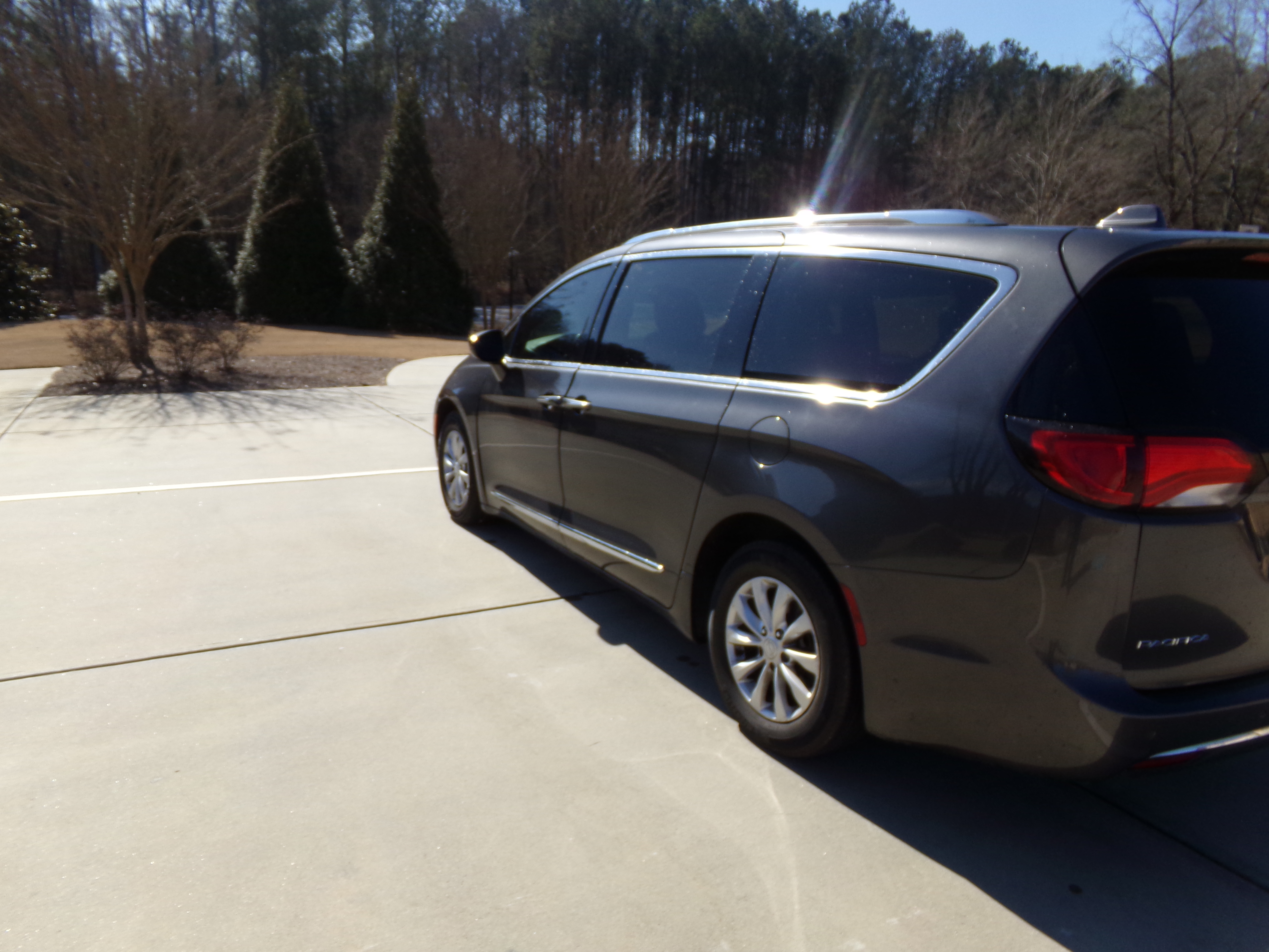 Used 2018 Chrysler Pacifica Touring-L Plus FWD image 3