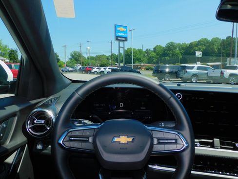Used 2026 Chevrolet Equinox FWD LT w/ 1LT image 2