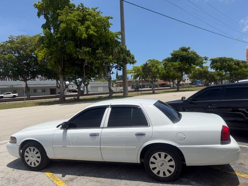 Used 2010 Ford Crown Victoria Police Interceptor RWD image 5