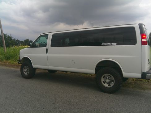 Used 2017 Chevrolet Express 3500 LT Extended Passenger RWD image 6